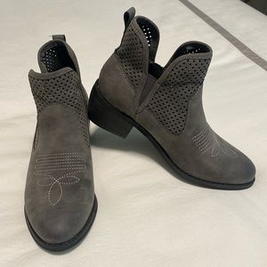 Natural Reflections Ankle cowboy boots Gray. Size 6.5 New never worn.
